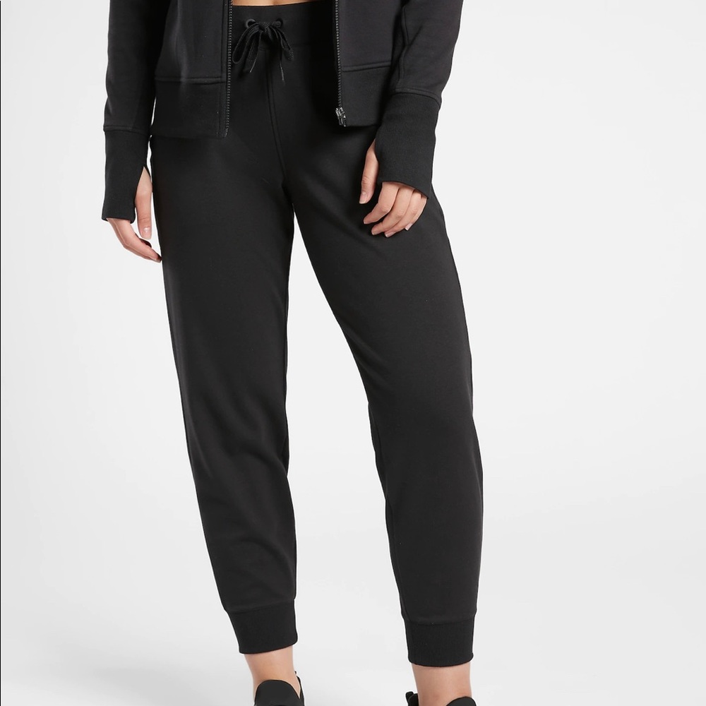 EUC Athleta Triumph Joggers size small